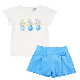 Girls’ summer outfit with white T-shirt featuring blue vases with daisies print and matching bright blue shorts decorated with bow accents.