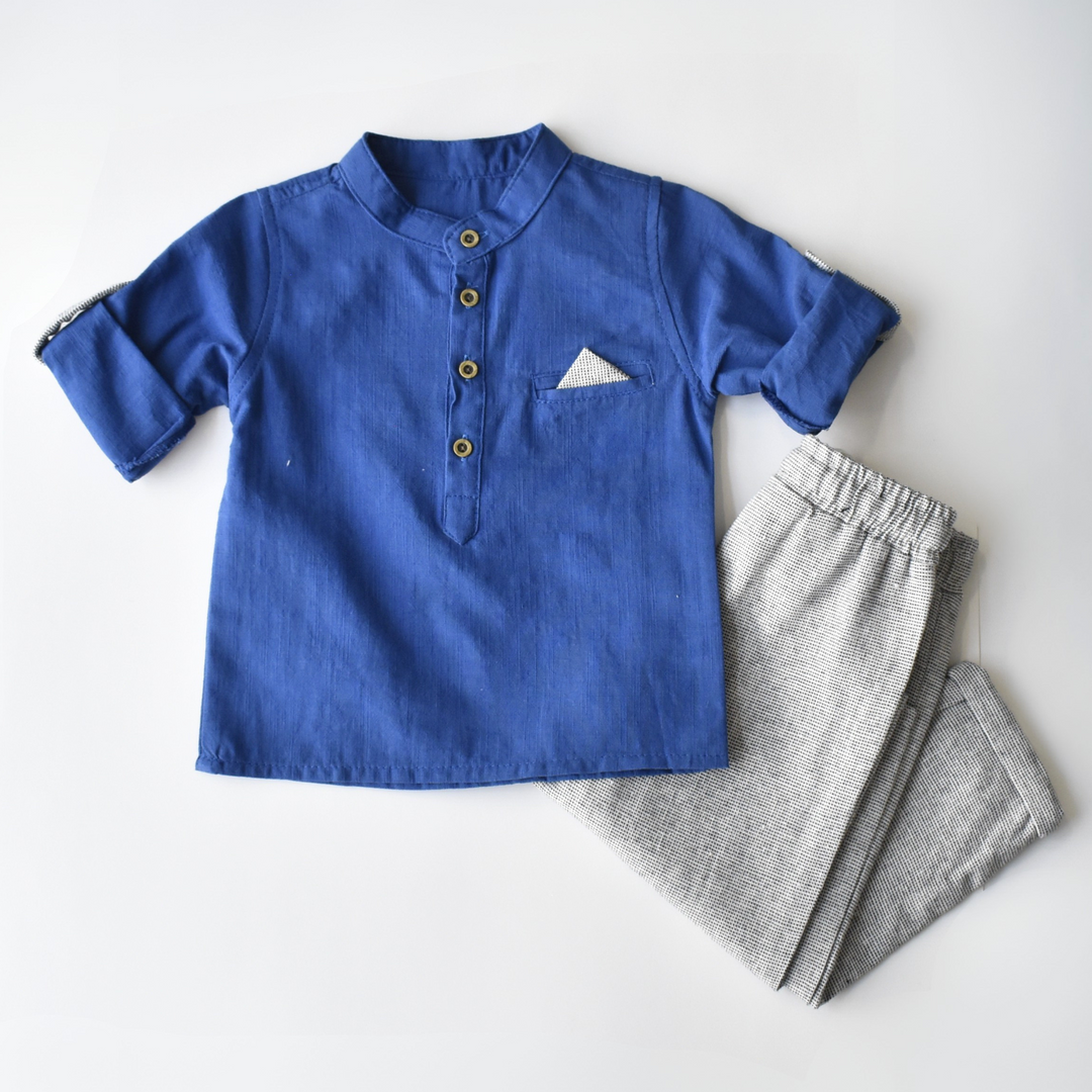 Ensemble enfant avec chemise bleue à col mao et pantalon gris
