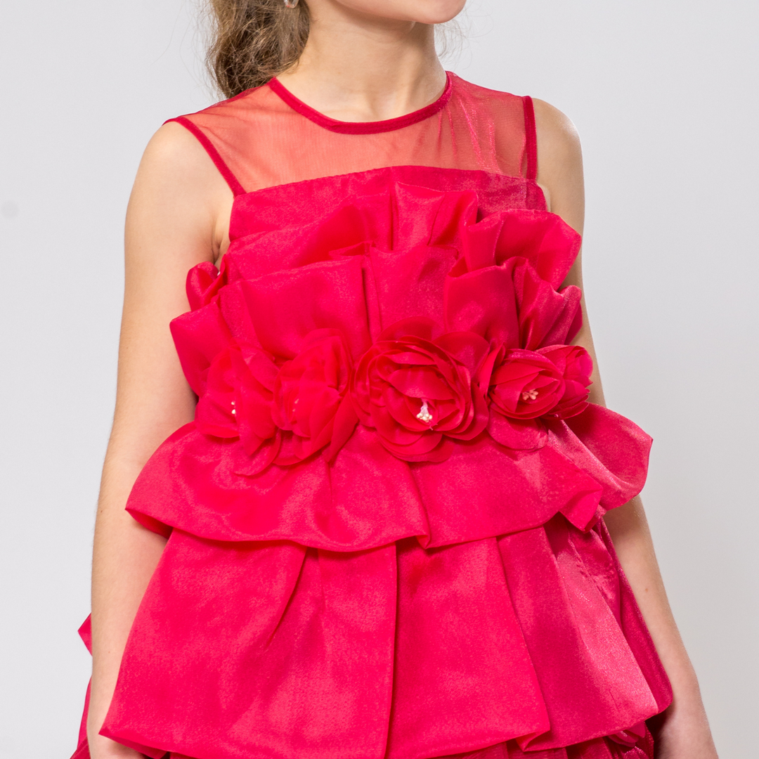 Robe courte superposée à lèvres rouges