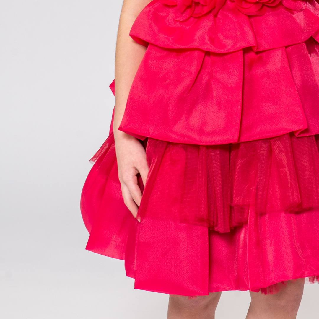 Robe courte superposée à lèvres rouges